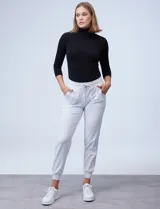 Pantalón jogger color beige, marca Zac & Rachel, con pretina ancha elastizada, lazo de ajuste, bolsillos delanteros y puños elastizados en los tobillos.
