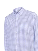 Camisa de manga larga RKF modelo Wf Pb, con diseño a cuadros en tonos celestes y rosados sobre fondo blanco. Cuenta con cuello americano con botones, cierre frontal abotonado y un bolsillo en el pecho con el logo bordado.