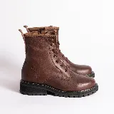 Borcego de cuero vacuno color negro, con diseño acordonado, suela de goma dentada y cierre lateral interno.