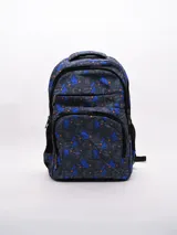 Mochila escolar con estampado de siluetas de skaters en azul y detalles en naranja sobre fondo gris oscuro. Cuenta con dos compartimentos principales con cierre, bolsillos laterales de red y asa superior reforzada.