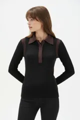Remera de manga larga al cuerpo confeccionada en lyocell, con diseño color block que combina negro y marrón, cuello tipo camisa y botones frontales.