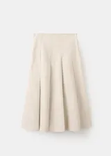 Falda midi color beige claro con diseño de tablas encontradas y corte en A.