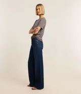 Blusa básica de viscosa y elastano de la marca Cortelle, color mostaza, con escote redondo y mangas cortas.