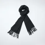 Bufanda de tejido suave color negro, con diseño clásico y terminaciones en flecos en ambos extremos.