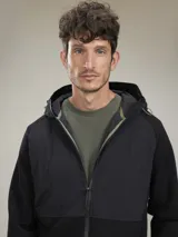 Campera verde oscuro con capucha, cierre frontal y bolsillos laterales.