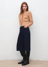 Chaqueta de tweed color tostado con cuello redondo, manga larga, cuatro bolsillos de parche con solapa en la parte delantera y cierre de botones con efecto joya. Presenta terminaciones deshilachadas y forro interior.