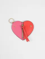 Llavero monedero con forma de corazón, dividido en dos colores: rosa y rojo. Cuenta con cierre de cremallera central y un aro metálico dorado para colgar.