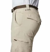 Pantalón cargo de hombre color beige, con múltiples bolsillos laterales y cierre frontal. Diseño funcional ideal para actividades al aire libre.
