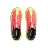 Championes de trail running Merrell Agility Peak 5, con diseño técnico en colores coral y verde lima. Presentan suela Vibram Megagrip de alto rendimiento, entresuela de espuma FloatPro para mayor amortiguación y empeine de malla transpirable con refuerzos de TPU.