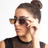 Lentes de sol con armazón de acetato en estampado carey y cristales oscuros con protección UV400.