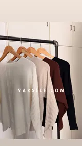 Sweater de punto con cuello redondo y mangas largas, con diseño de textura acanalada en los laterales y mangas. Presenta un corte holgado y cómodo.