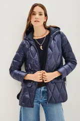 Campera acolchada de color azul marino con diseño de rombos, cierre frontal, capucha y bolsillos laterales con solapa. Presenta un ajuste entallado y acabado brillante.