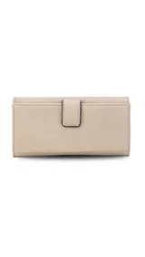 Billetera larga de símil cuero color marrón claro, con solapa frontal decorada con un aro metálico central. Cuenta con múltiples compartimentos internos para tarjetas, billetes y un monedero con cierre.