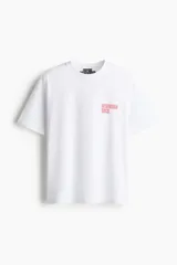 Remera de algodón de corte holgado con cuello redondo y hombros caídos. Presenta un estampado pequeño en el pecho con el logo de la película Reservoir Dogs.