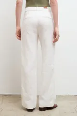 Pantalón de vestir color beige, de corte recto y tiro alto, confeccionado en lino 100% con bolsillos laterales.