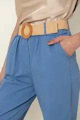 Pantalón italiano de algodón y spandex, color gris claro, de corte ancho y recto, con bolsillos laterales y cinto rústico elastizado.