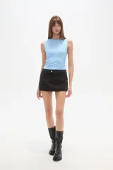 Body de manga corta color celeste, ajustado al cuerpo, con cuello redondo y frunces laterales.