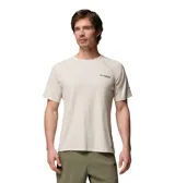Remera técnica Columbia Driventure de manga corta en color gris claro, diseñada para excursionismo, con tecnología de absorción de humedad y protección solar UPF 50, corte estándar y mangas tipo raglán.