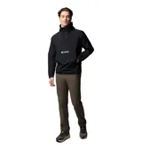 Campera cortaviento Columbia modelo Challenger Windbreak Omni-Shield, color negro con el texto "PACKABLE" impreso en blanco. Es resistente a la lluvia y manchas, cuenta con media cremallera central, capucha ajustable y bolsillo canguro.