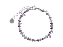 Pulsera de acero con diseño de piedras naturales en tonos violeta y cuentas metálicas oscuras. Cuenta con cierre de mosquetón y cadena de alargue con dije circular liso.