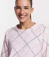 Pijama largo de fleece color rosa claro con estampado de corazones. Incluye un buzo de manga larga con cuello redondo y un pantalón largo con cintura elástica.