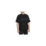 Remera negra Allsaints de corte oversize, cuello redondo y mangas cortas. Presenta el nombre de la marca y la palabra "London" estampados en tono sobre tono en el frente, además de detalles en las mangas.