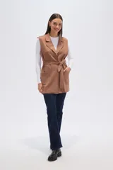 Chaleco largo de corte recto y diseño abierto, con solapas clásicas y bolsillos laterales. Confeccionado en poliéster, presenta una caída fluida y un estilo versátil ideal para superposiciones.