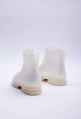 Botas de lluvia de caña baja color gris, con elástico lateral y suela track.