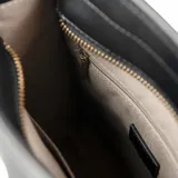 Cartera chica negra de cuero sintético con asas trenzadas fijas y correa regulable extraíble. Tiene cierre superior, un bolsillo interno con cierre, un bolsillo interno abierto y un bolsillo externo con cierre.