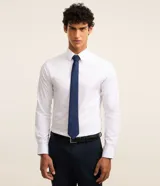 Corbata clásica de textura satinada en color azul marino, con diseño liso y acabado elegante.