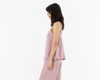 Top de seda y viscosa color rosado, con escote en V y originales tirantes decorados con aros metálicos entrelazados.