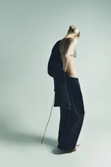 Pantalón de vestir azul marino, tiro alto, con cintura elástica y pernera recta ancha.