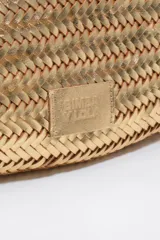 Bolso shopper grande de mano y hombro, de diseño trenzado en acabado metalizado dorado, con doble asa superior y detalle de parche frontal con logo de la marca.
