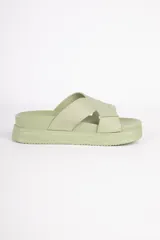 Sandalias color verde claro con tiras cruzadas y plataforma de 5cm.