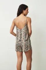 Shorts de mujer color negro con estampado de piel de serpiente, tiro alto y cordón ajustable en la cintura.