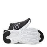Championes de running New Balance modelo 411, color negro con detalles en blanco. Presentan una capellada de malla transpirable, cierre con cordones y una entresuela blanca que proporciona amortiguación. Incluyen el logo de la marca en el lateral.