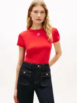 Remera roja de corte slim y mangas cortas, confeccionada en punto de algodón elástico con cuello redondo. Presenta un logo texturizado en fuente script en el pecho.
