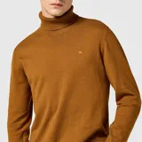 Polera de hombre color marrón con cuello alto.