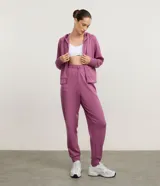 Campera deportiva Get Over confeccionada en modal, color rosado, con capucha ajustable, cierre frontal por cremallera, mangas largas con puños ajustados y bolsillos tipo canguro.