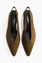 Zapatos destalonados de tacón kitten color marrón con acabado efecto ante y punta fina. Cuenta con tira elástica en el talón.