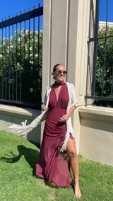 Ruana de tejido de punto color crema con diseño de líneas horizontales caladas y terminación con flecos en el ruedo.