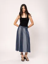 Falda midi color beige con paneles verticales blancos.