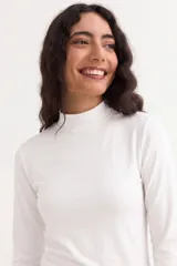 Remera de manga larga con cuello medio alto, confeccionada en tejido de punto acanalado de ajuste al cuerpo.