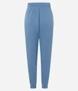 Pantalón tipo jogger de mujer, confeccionado en tejido modal con mezcla de poliéster y elastano. Presenta cintura elástica con lazo de ajuste, bolsillos laterales y puños elásticos en el ruedo.