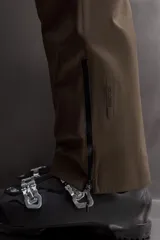 Pantalón deportivo de esquí color negro, confeccionado en tejido técnico impermeable de tres capas con costuras y cremalleras termoselladas. Cuenta con tirantes elásticos regulables, cintura ajustable, bolsillos frontales con cierre, refuerzos en la parte inferior de la pernera y sistema de rescate RECCO integrado.