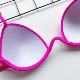 Conjunto de bikini color lila, compuesto por un soutien con aro y tirantes finos regulables, y una bombacha colaless de tiro medio.