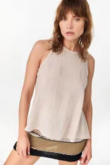 Blusa color beige sin mangas, con escote redondo, corte evasé, costura vertical central en el frente y bajo asimétrico.