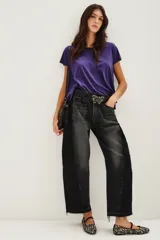 Remera de algodón de corte holgado, con cuello redondo y mangas cortas, en color violeta.