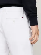 Bermuda de gabardina color blanco, de corte recto y tiro medio.