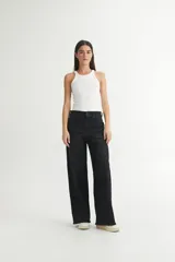 Pantalón de jean negro de corte recto y tiro alto.